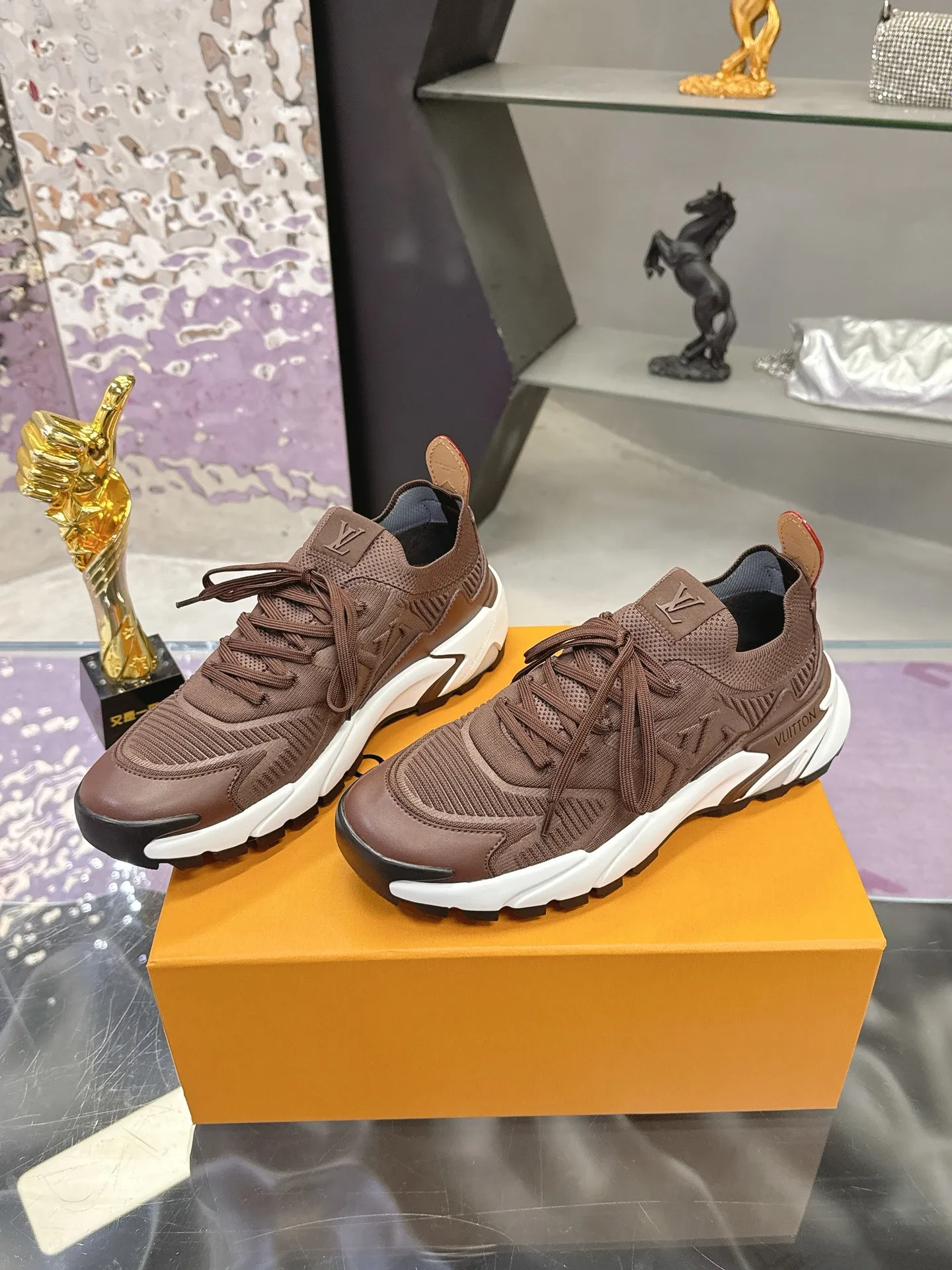 Men's men's shoes: 660💰 LV Louis Vuitton L Jialu brand Runner Tatic series thick-soled casual sports shoes running shoes original purchase development and production This LV Runner Tatic sports shoe is blended with fly woven fabric material to interpret the inspiration of traditional mountaineering shoes. The LV letters are written on one side, the Louis Vuitton logo, and the light and wear-resistant rubber outsole complete the whole package. The delivery counter is exquisitely packaged🛍📦 ▪️Fabrics: Original imported custom fly-knit fabric ▪️Inner lining: Original custom-made breathable mesh ▪️Sole: Original molded anti-slip rubber combination material ▪️Sole thickness: 4CM ▪️Size: Men's 39-45